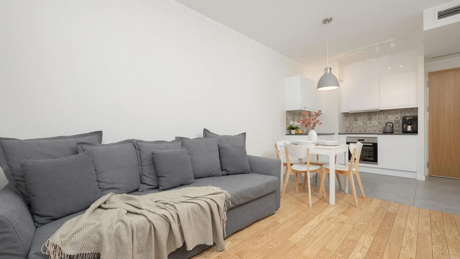 Śródmieście Warsaw Muranów Studio with Parking by Renters Polska