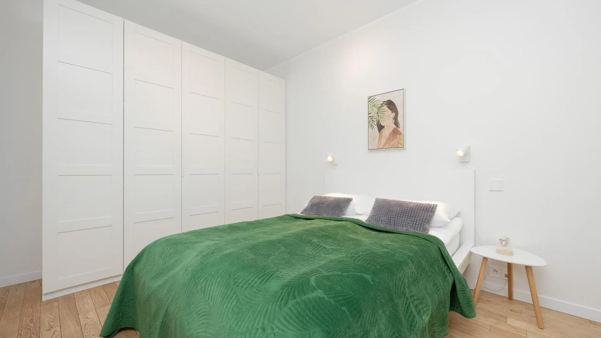 Śródmieście Warsaw Muranów Studio with Parking by Renters