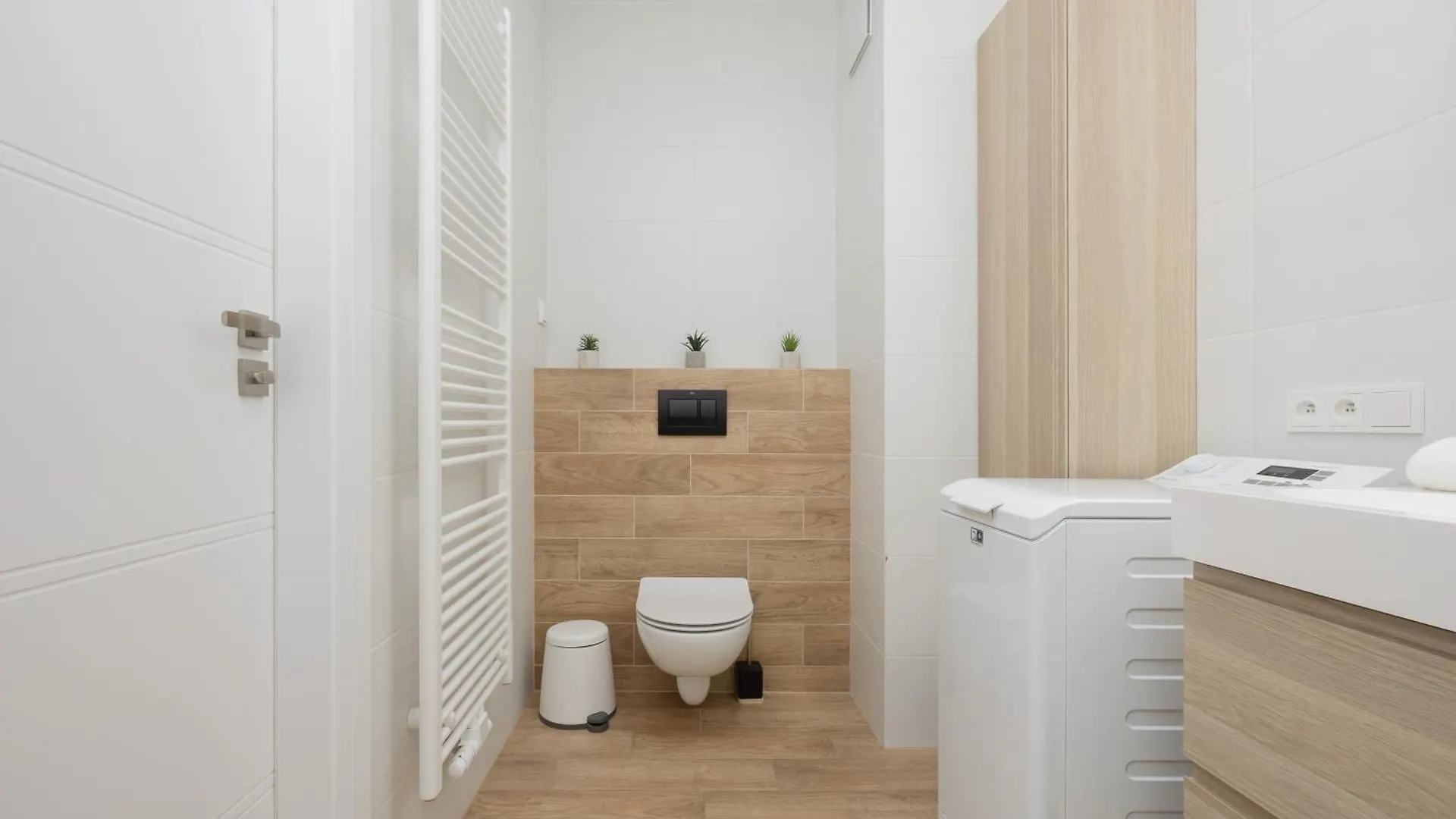 Śródmieście Warsaw Muranów Studio with Parking by Renters Polska